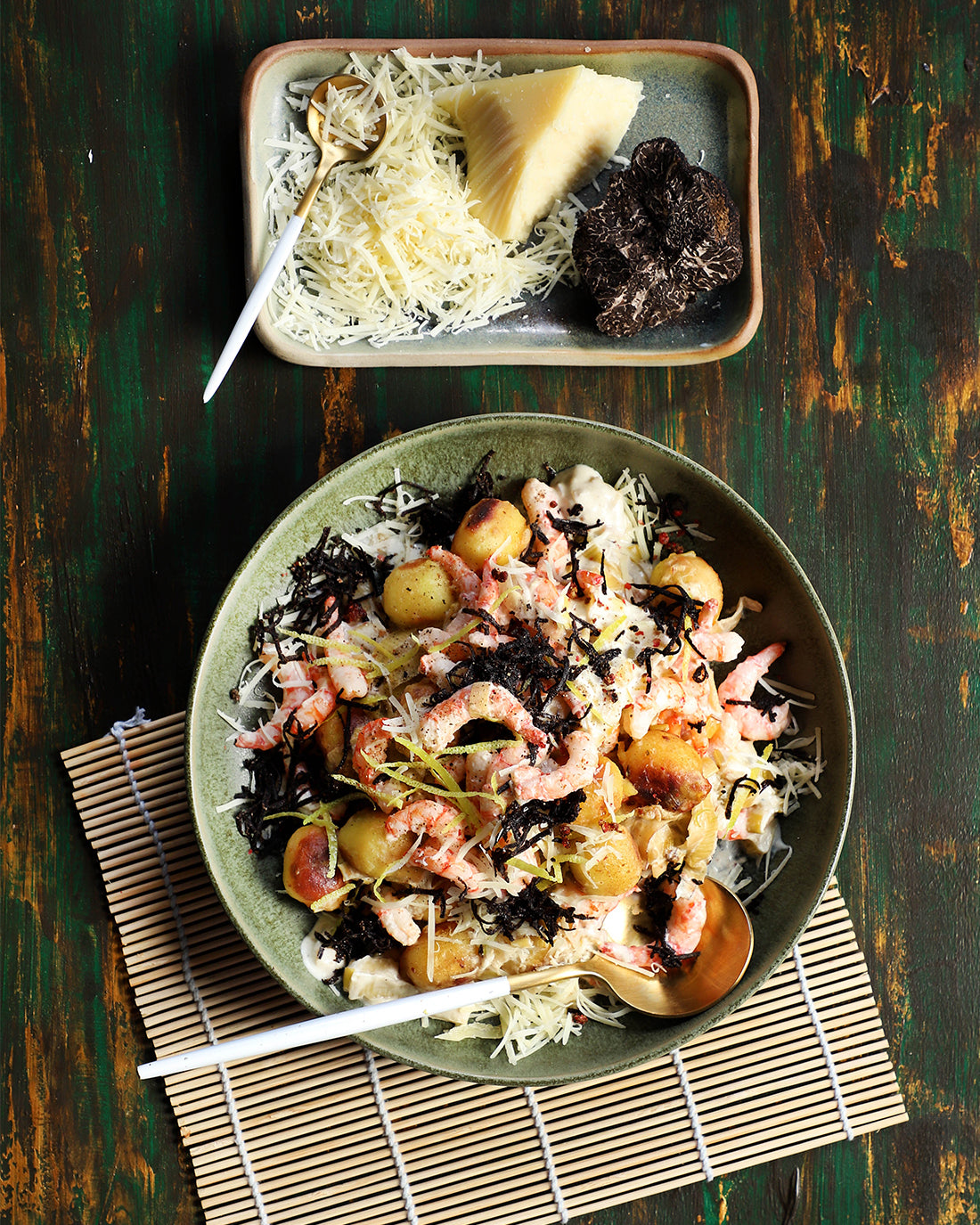 Ñoquis con salsa de puerros al limón, camarones y Trufa Negra