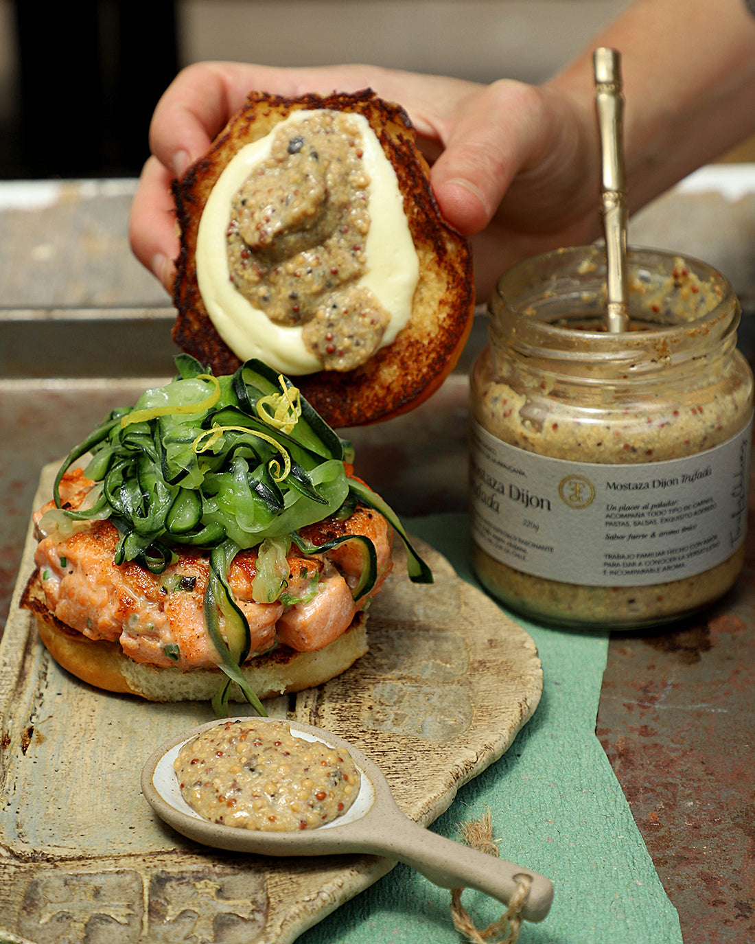 Burger de salmón con pepinos y Mostaza Trufada