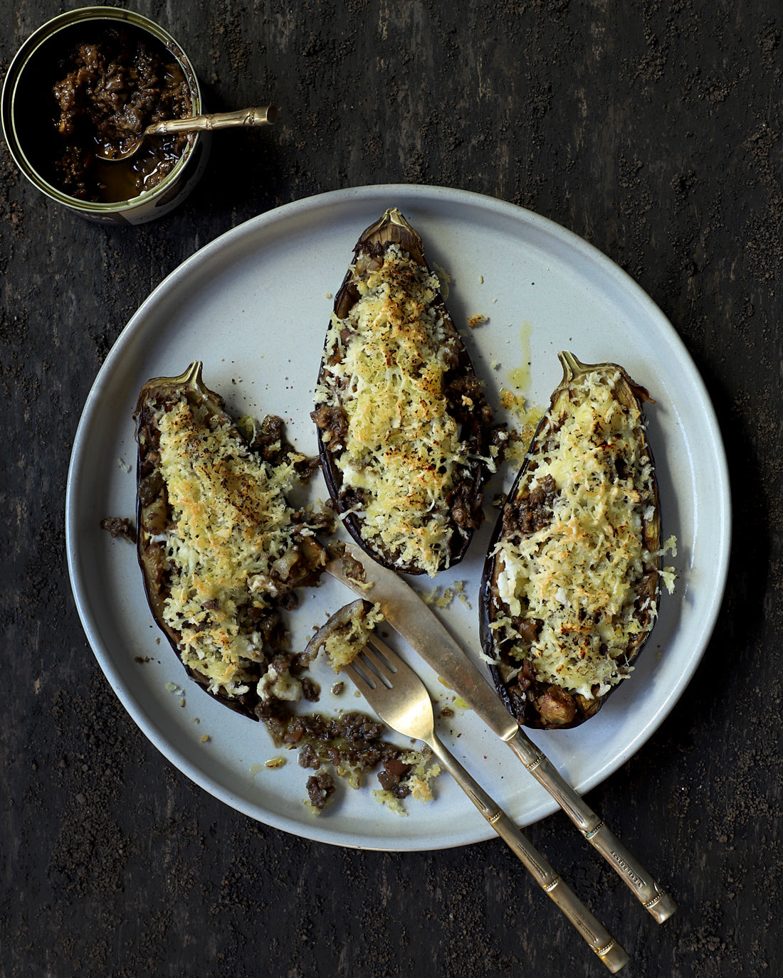 Berenjenas Asadas con Queso De Cabra, Tapenade Trufado y Costra Crujiente