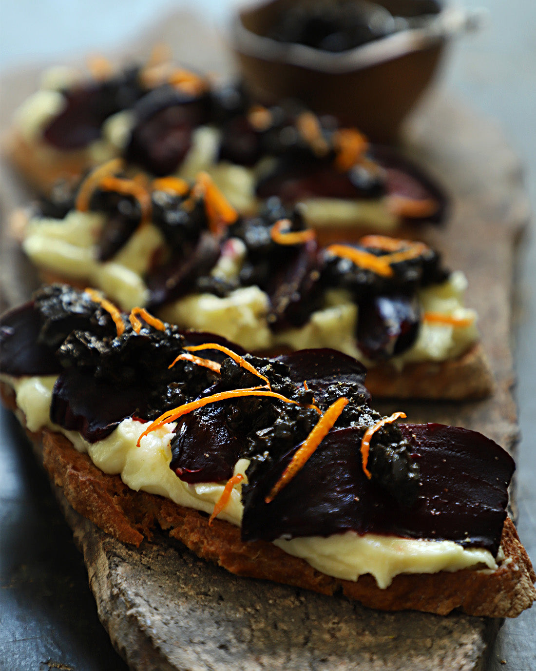 Tostadas de betarragas, naranja, crema de cabra y Tapenade Trufado