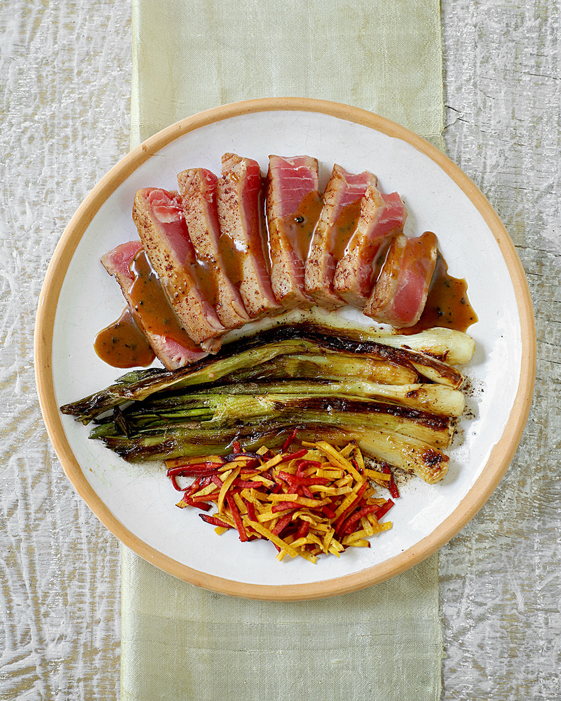 Bistec de atún con cebollines salteados al whisky y Salsa Toffee Trufado