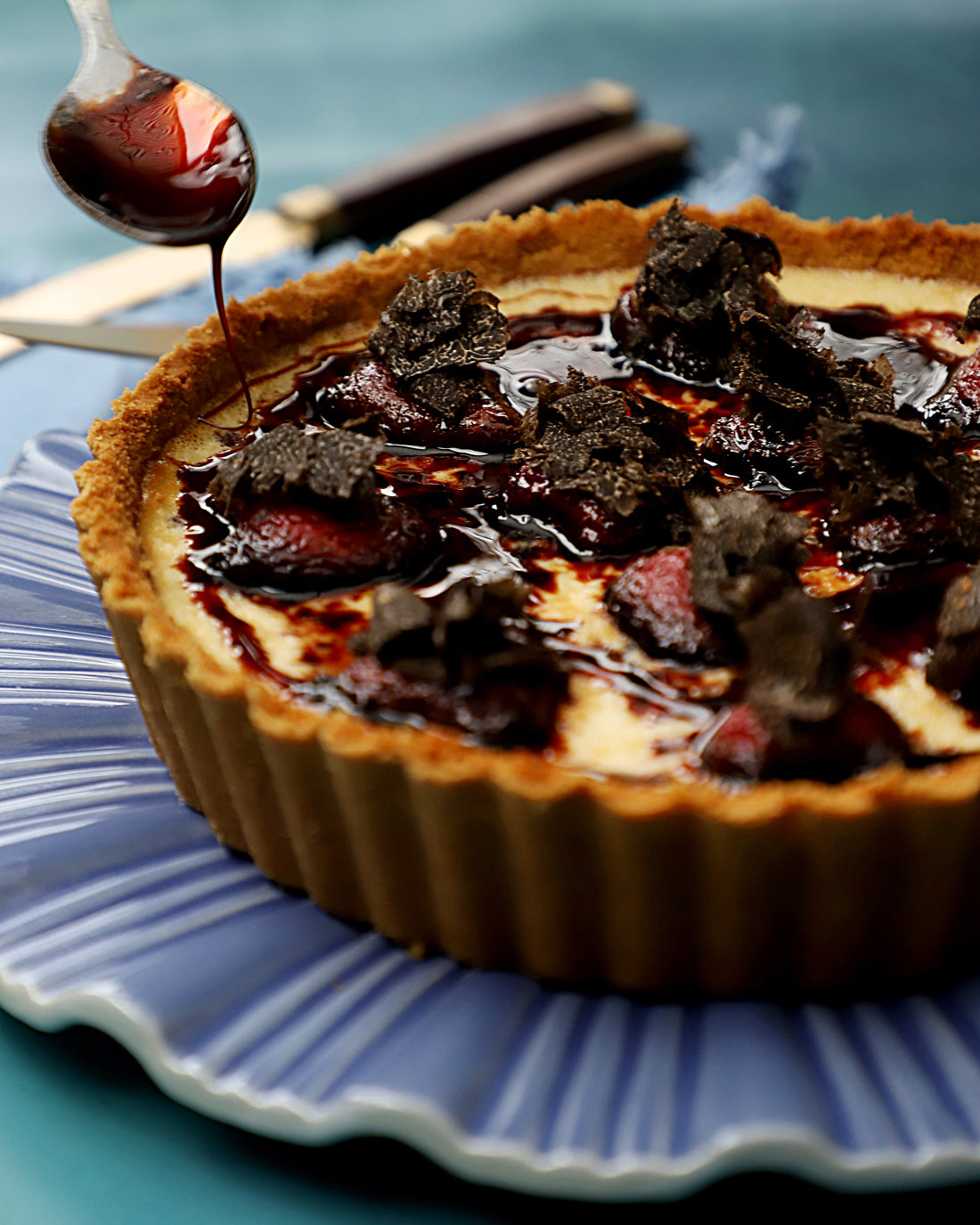 Cheescake cremoso de vainilla con frutillas balsámicas y trufa