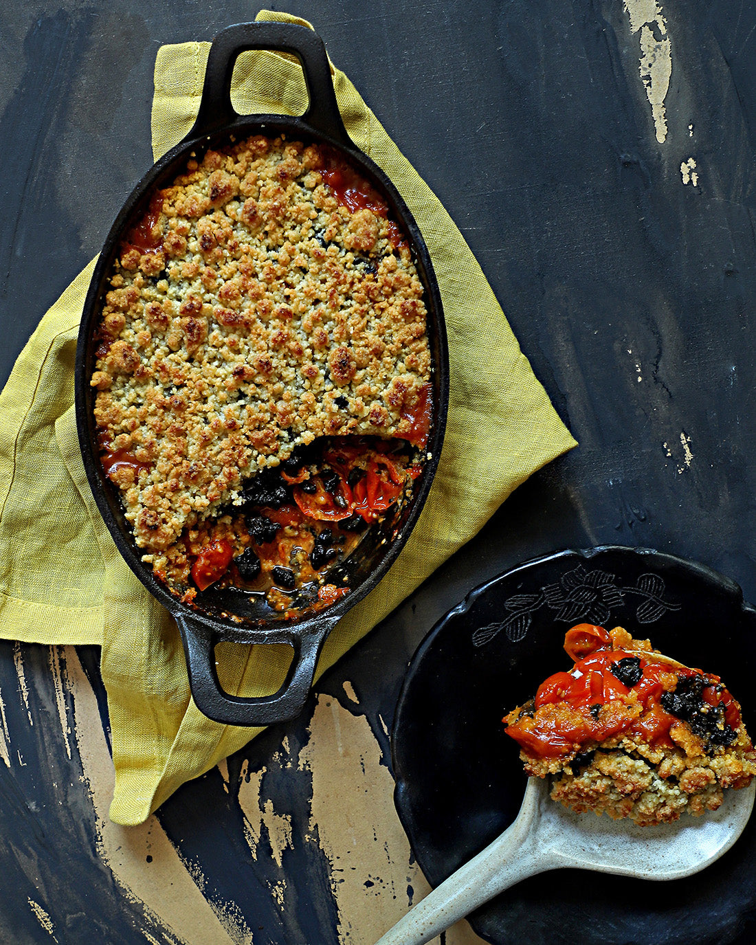 Crumble de tomates cherry con costra de grana padano y Tapenade Trufado