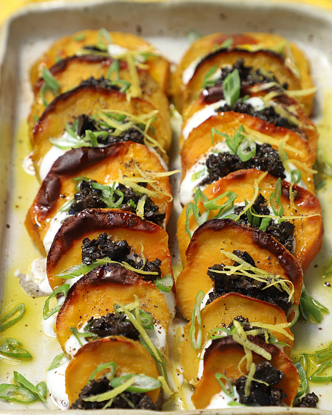 Camotes asados, crema ácida, limón y Tapenade Trufado