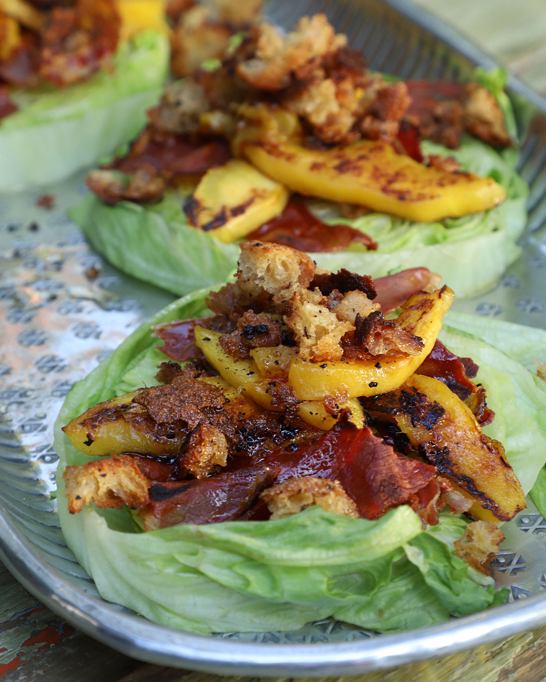 Ensalada con mango y jamón tostado con migas trufadas en Ghee
