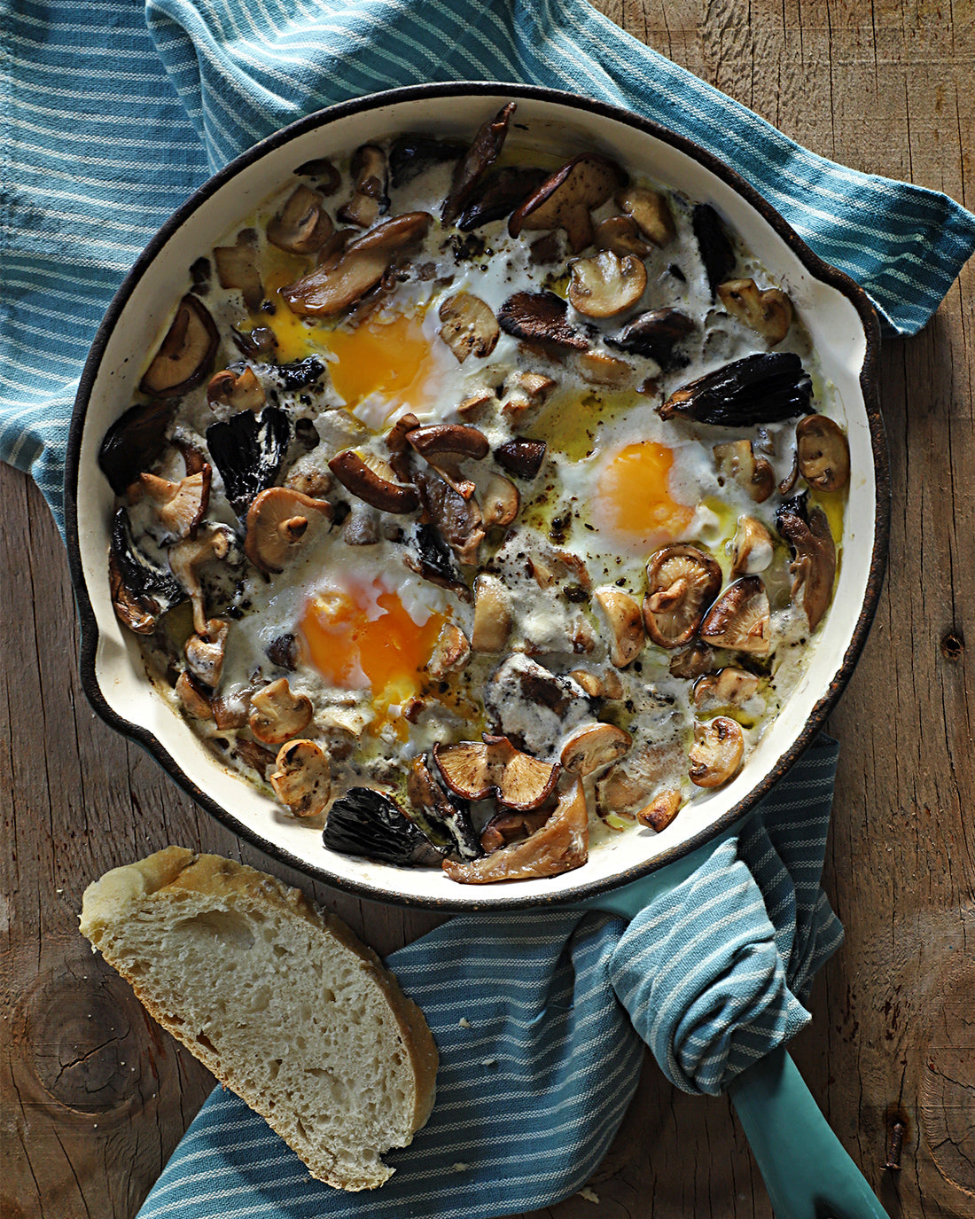 Paila de callampas y huevos trufados