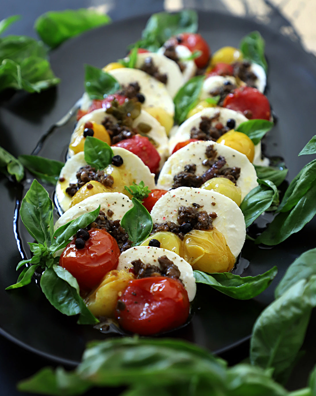 Carpaccio de mozarella fior di late con tomates cherry confitados y Tapenade Trufado