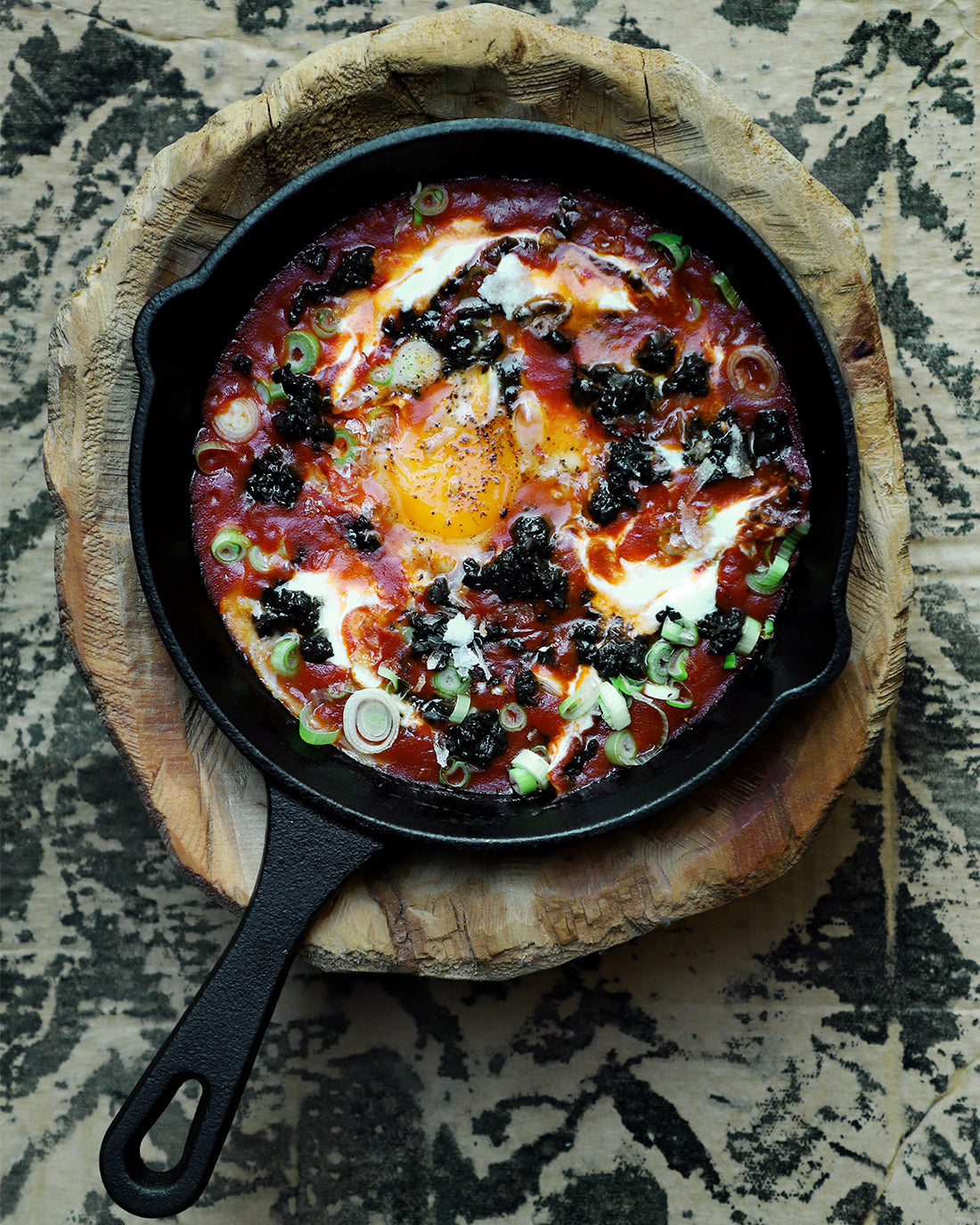Paila de huevos con salsa de tomates y Tapenade Trufado