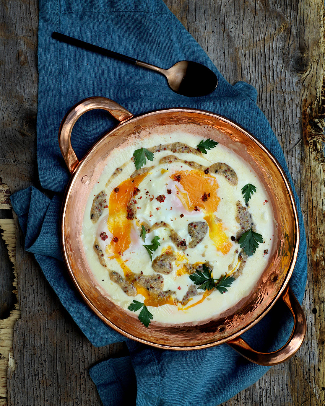 Paila de huevos con crema y Mostaza Trufada