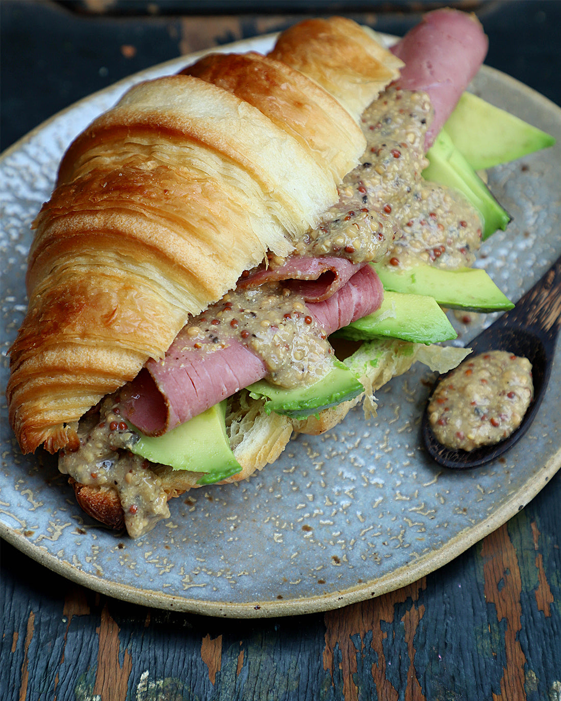 Croissant con pastrami y Mostaza Trufada