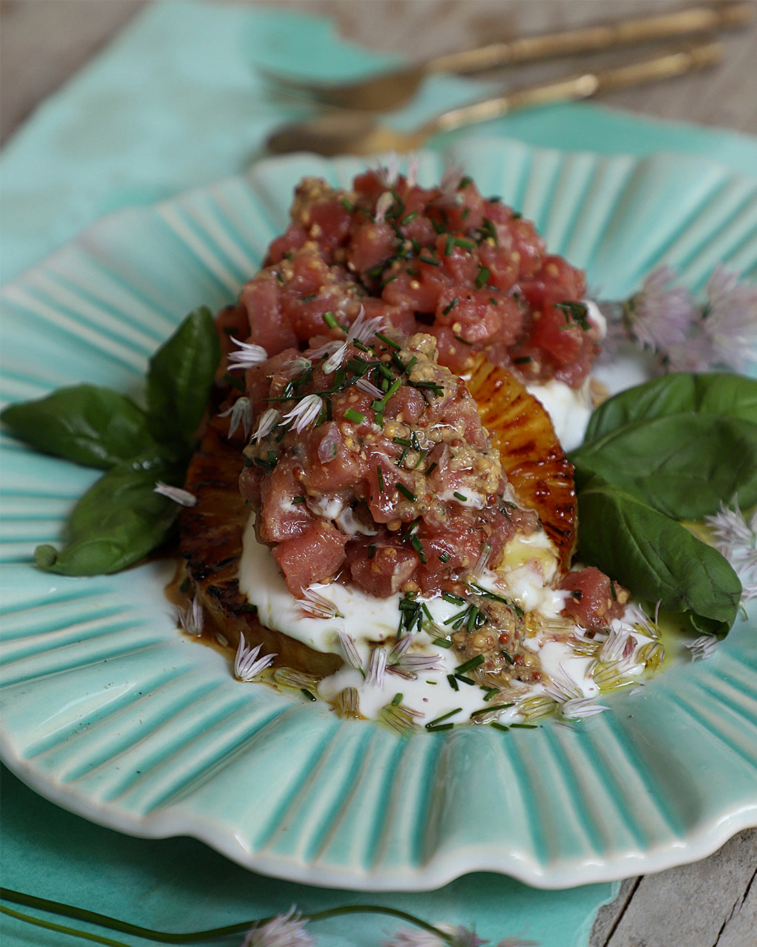 Tártaro de atún sobre piña acaramelada y Mostaza Trufada