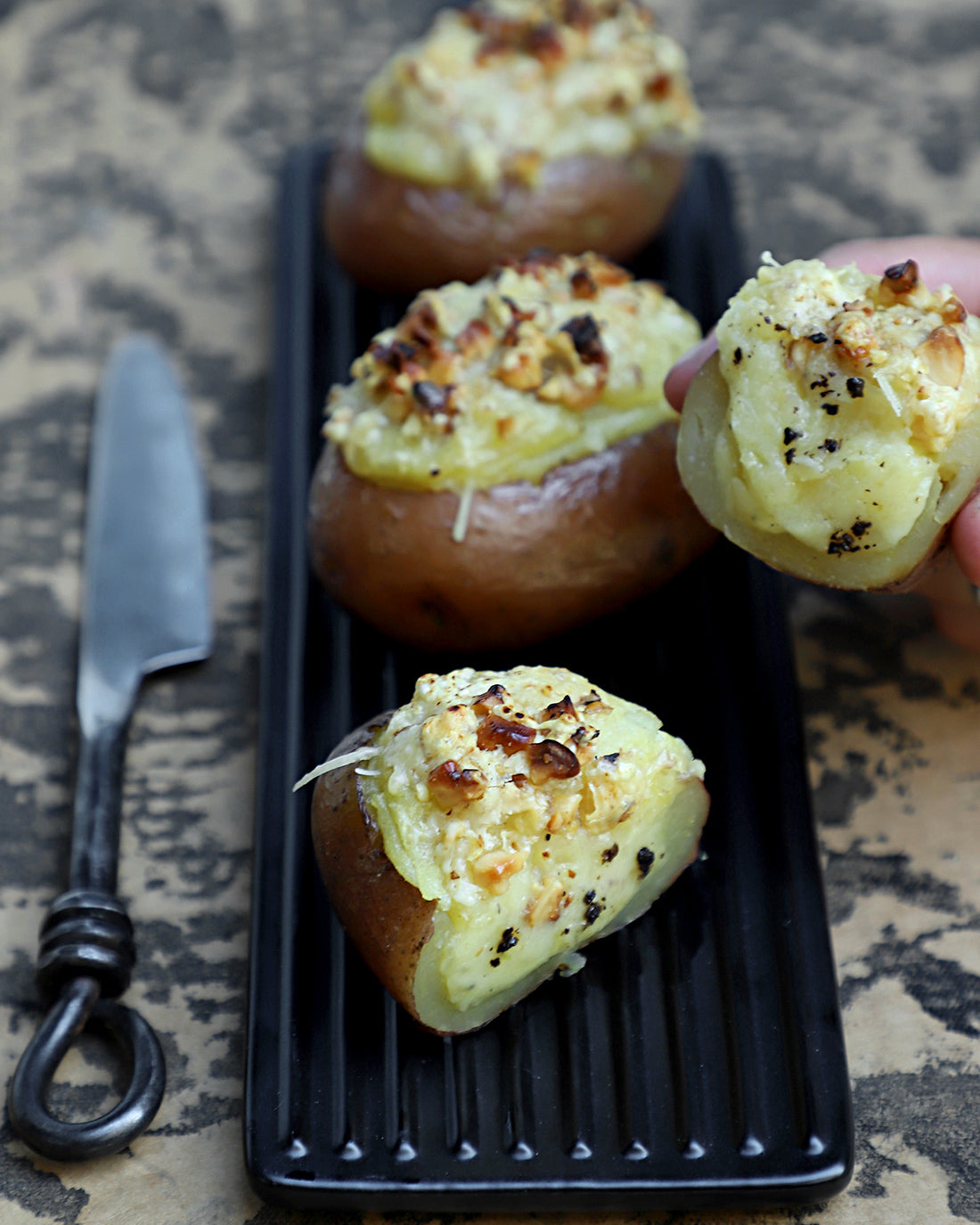 Papa rellena con puré trufado y costra de nuez