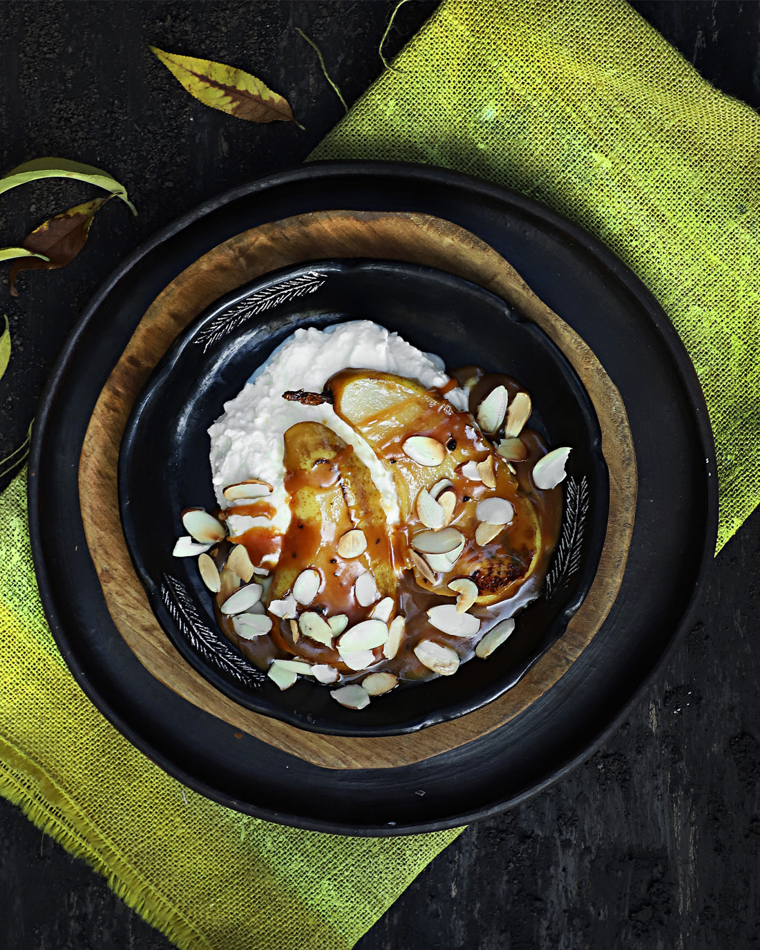 Peras doradas con caramelo trufado y crema