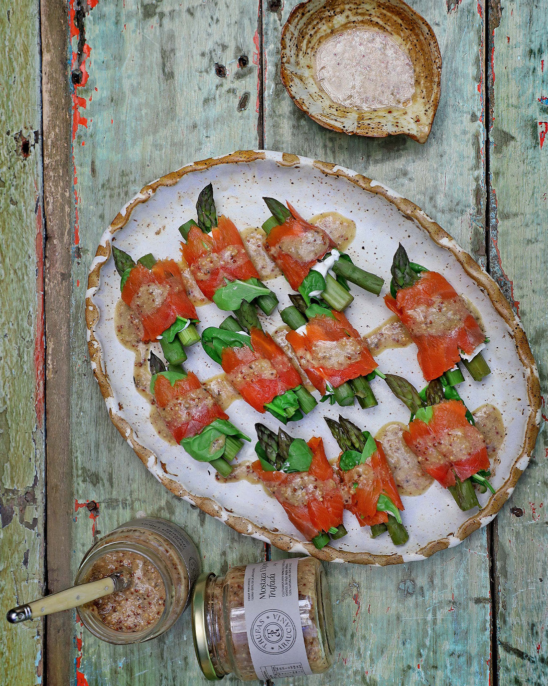 Rollos de Trucha con espárragos, espinacas y aliño de Mostaza Trufada