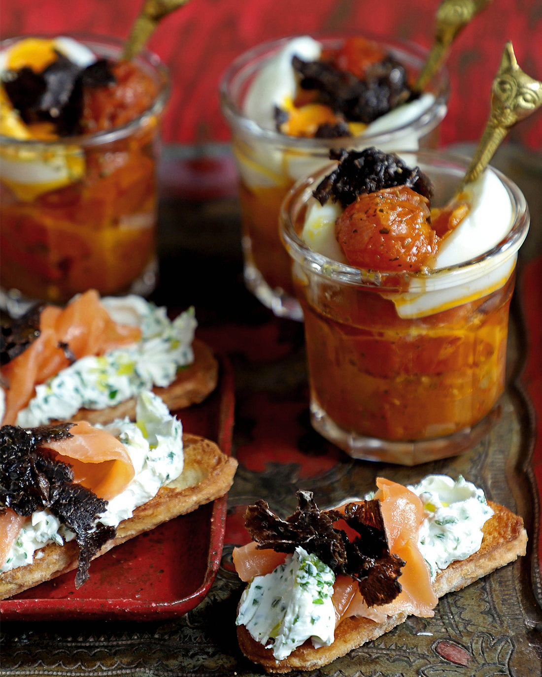 Shot de tomates confitados al estragón y huevo Trufado