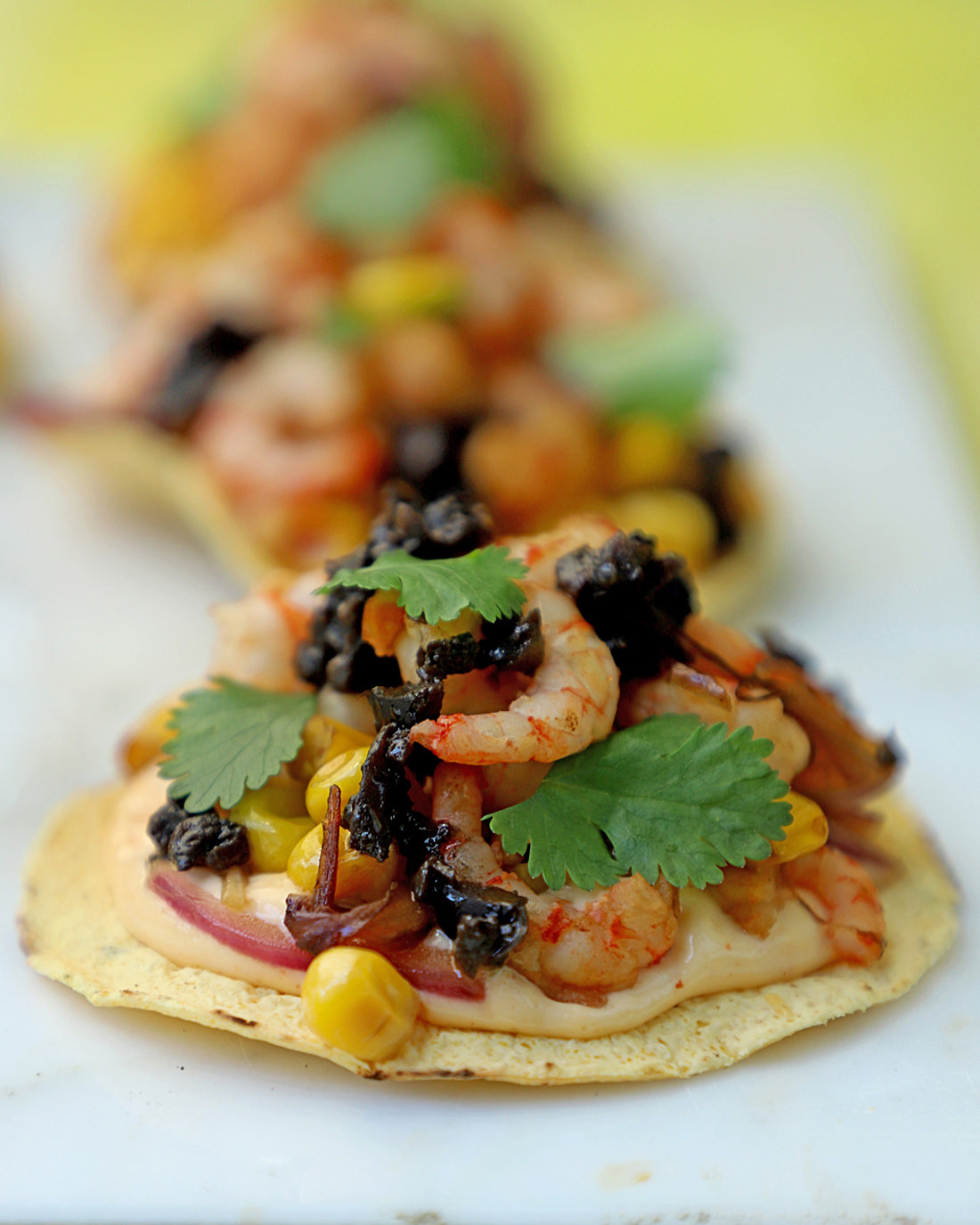 Taquitos de maíz con salteado de choclo, camarones y Tapenade Trufado