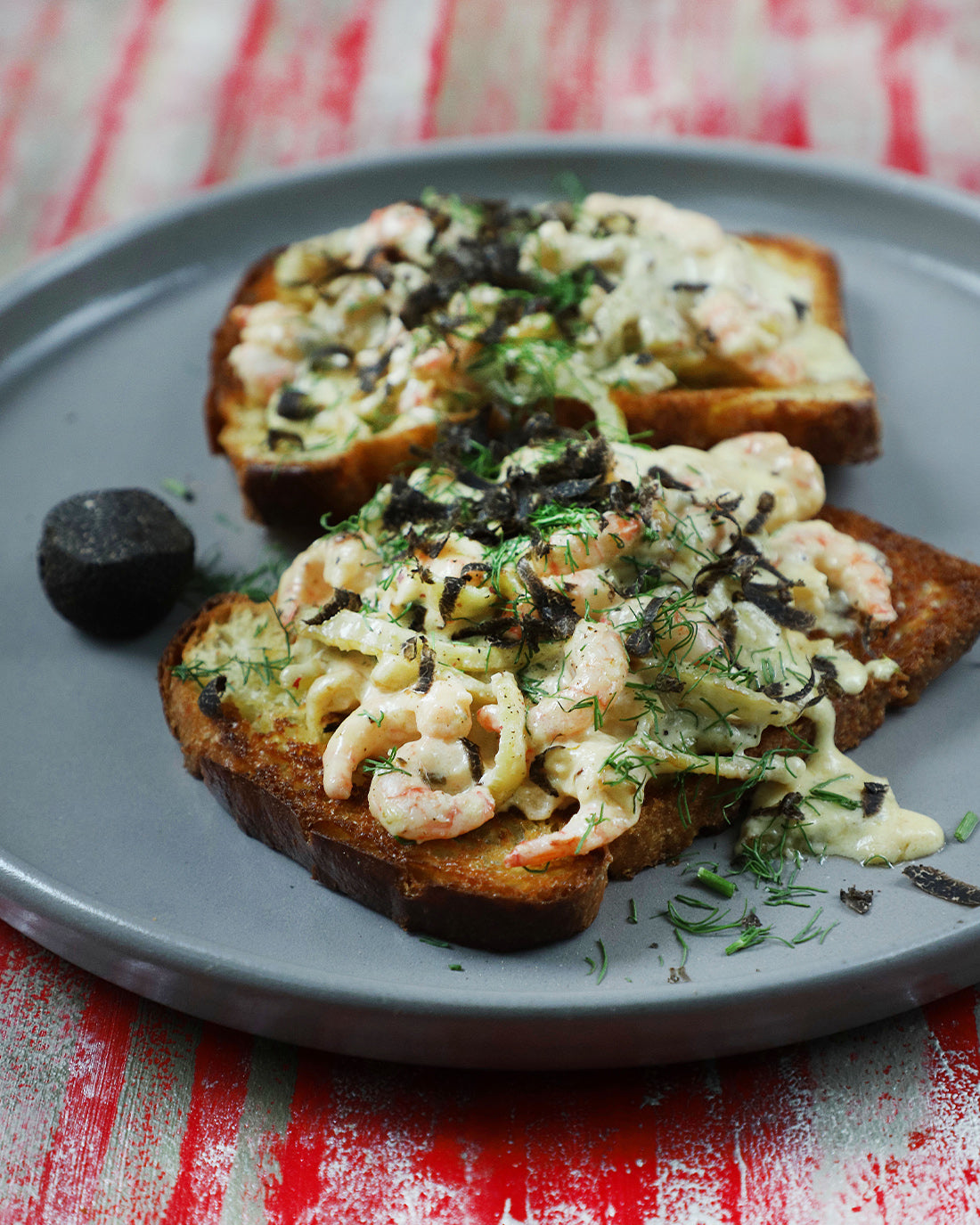 Tostada de brioche con camarones y Trufa Negra