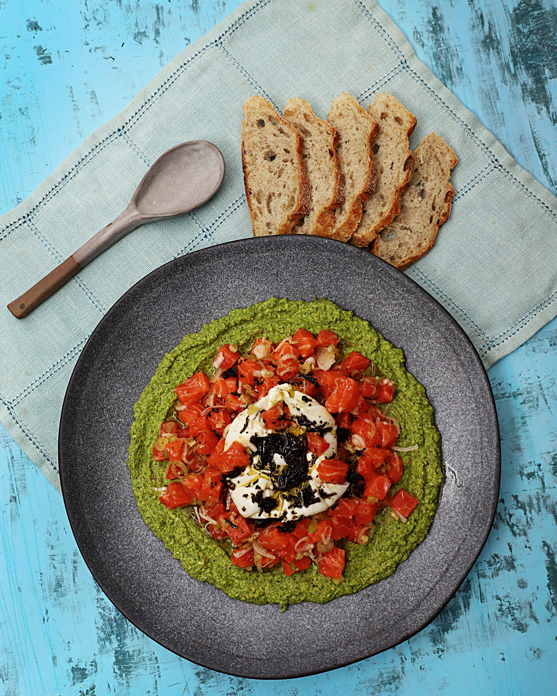 Tártaro de trucha con burrata trufada y pesto de berros