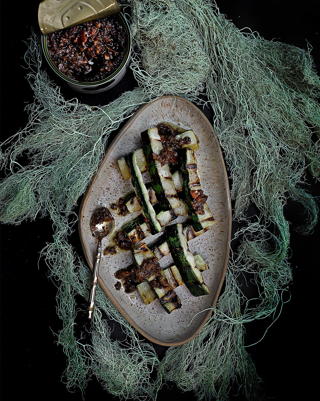 Bastones asados de zapallito italiano con mucho Tapenade Trufado