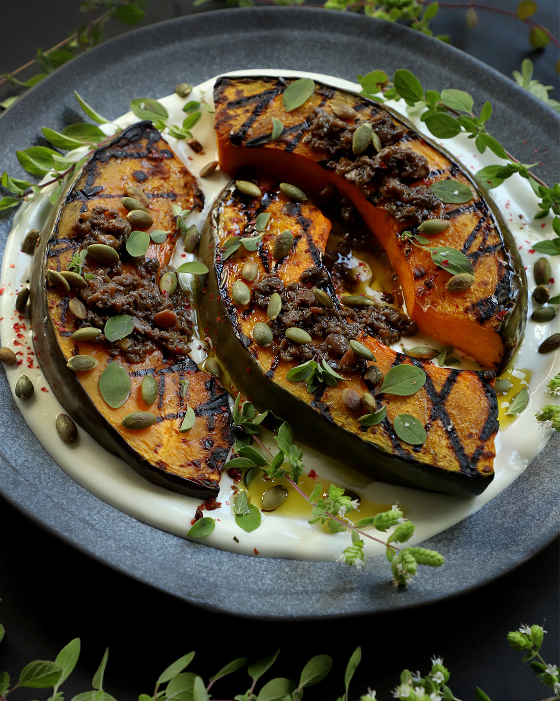 Zapallo a la plancha con Tapenade Trufado, semillas y yogurt griego