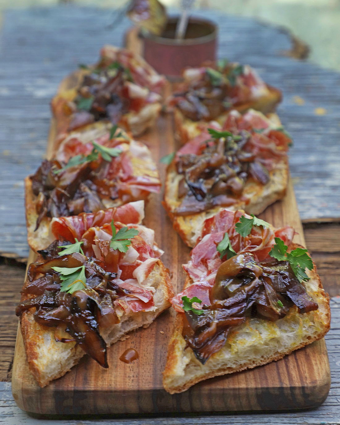 Bruschetta con cebollas picantes, jamón ibérico y Salsa Toffee Trufado
