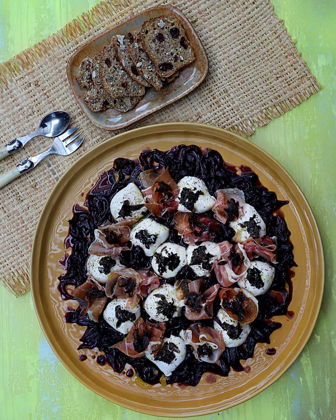 Carpaccio de prosciutto, cebollas al vino y trufa