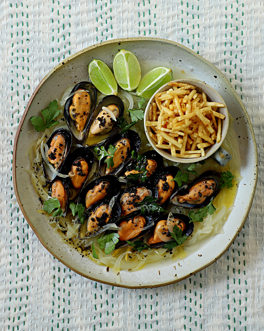 Choritos con champaña, cebolla y Ghee Trufado
