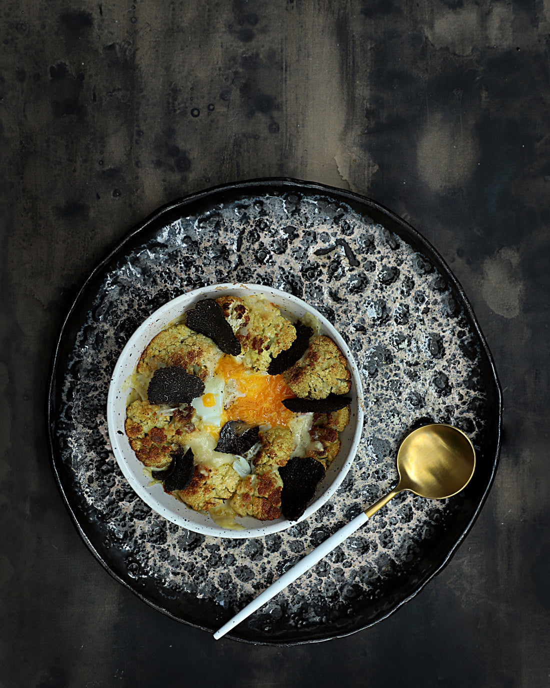 Paila con crema de puerros, coliflor asada, huevo y trufa