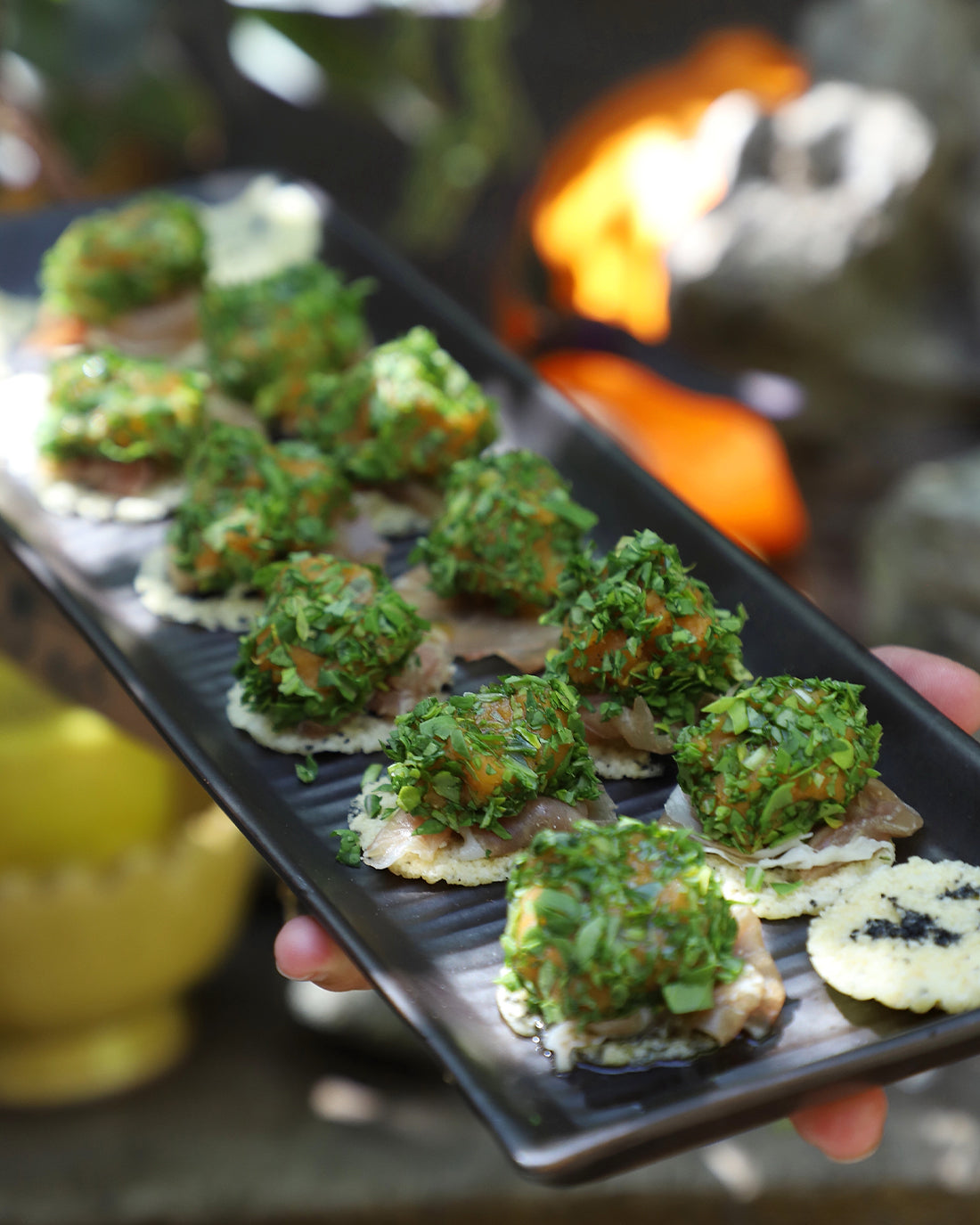 Canapés de Crackers de Queso Trufadas con prosciutto y camote