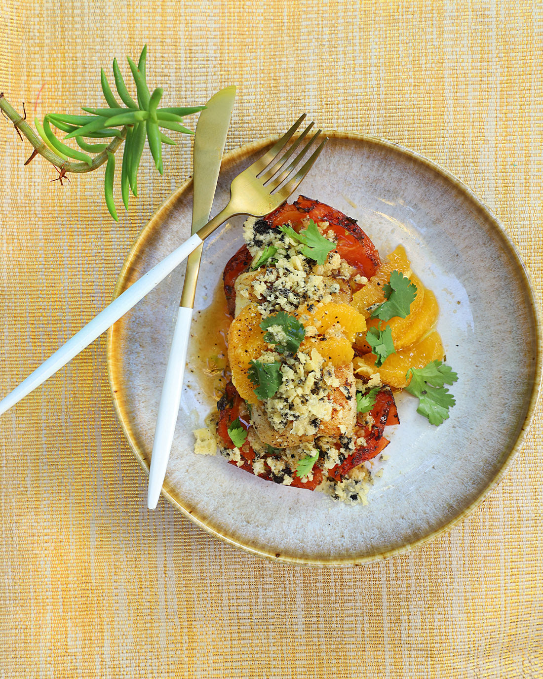 Merluza austral con tomates, naranja y Crackers de Queso Trufadas