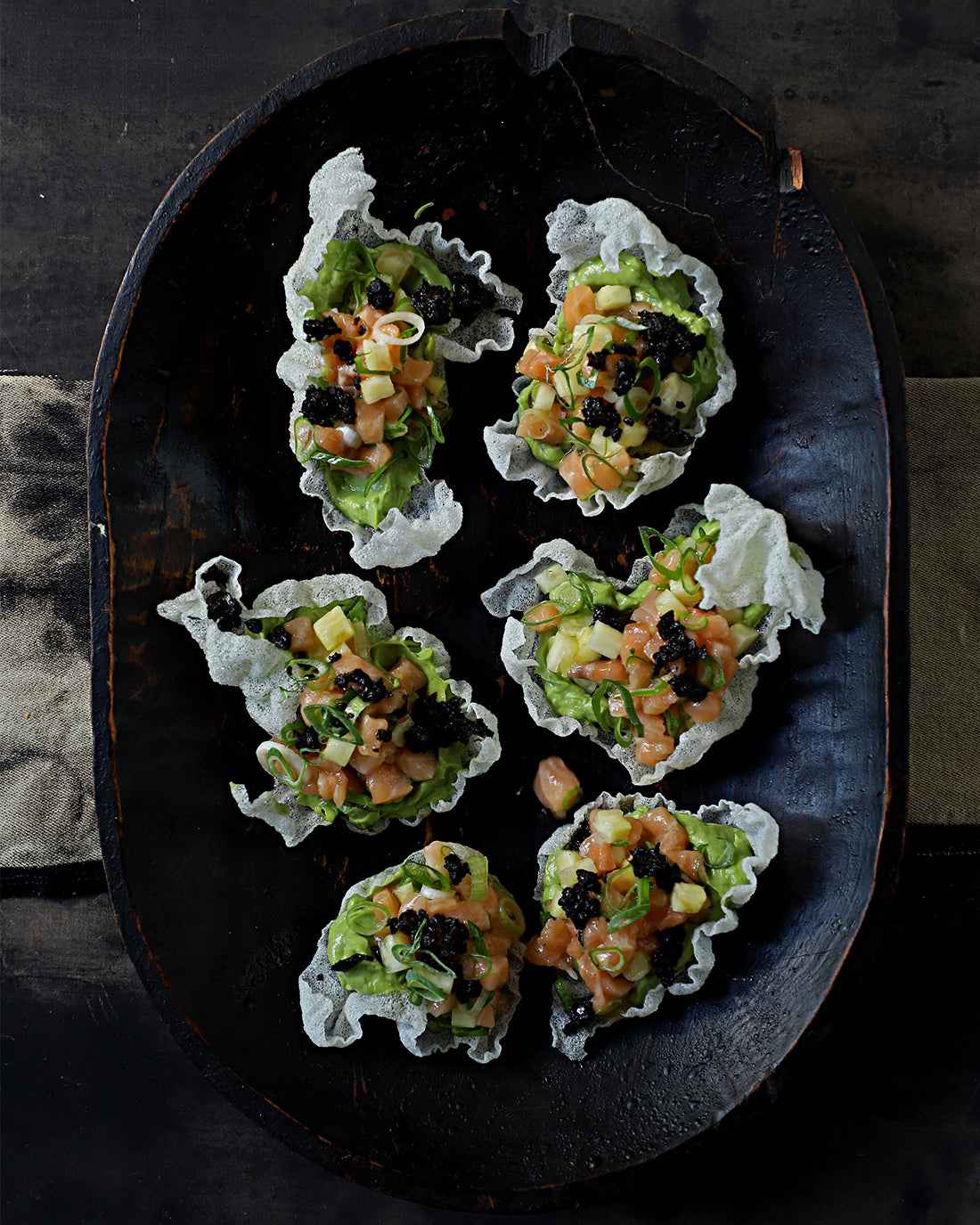 Crispy de arroz con tártaro de trucha, crema de palta y Tapenade Trufado.