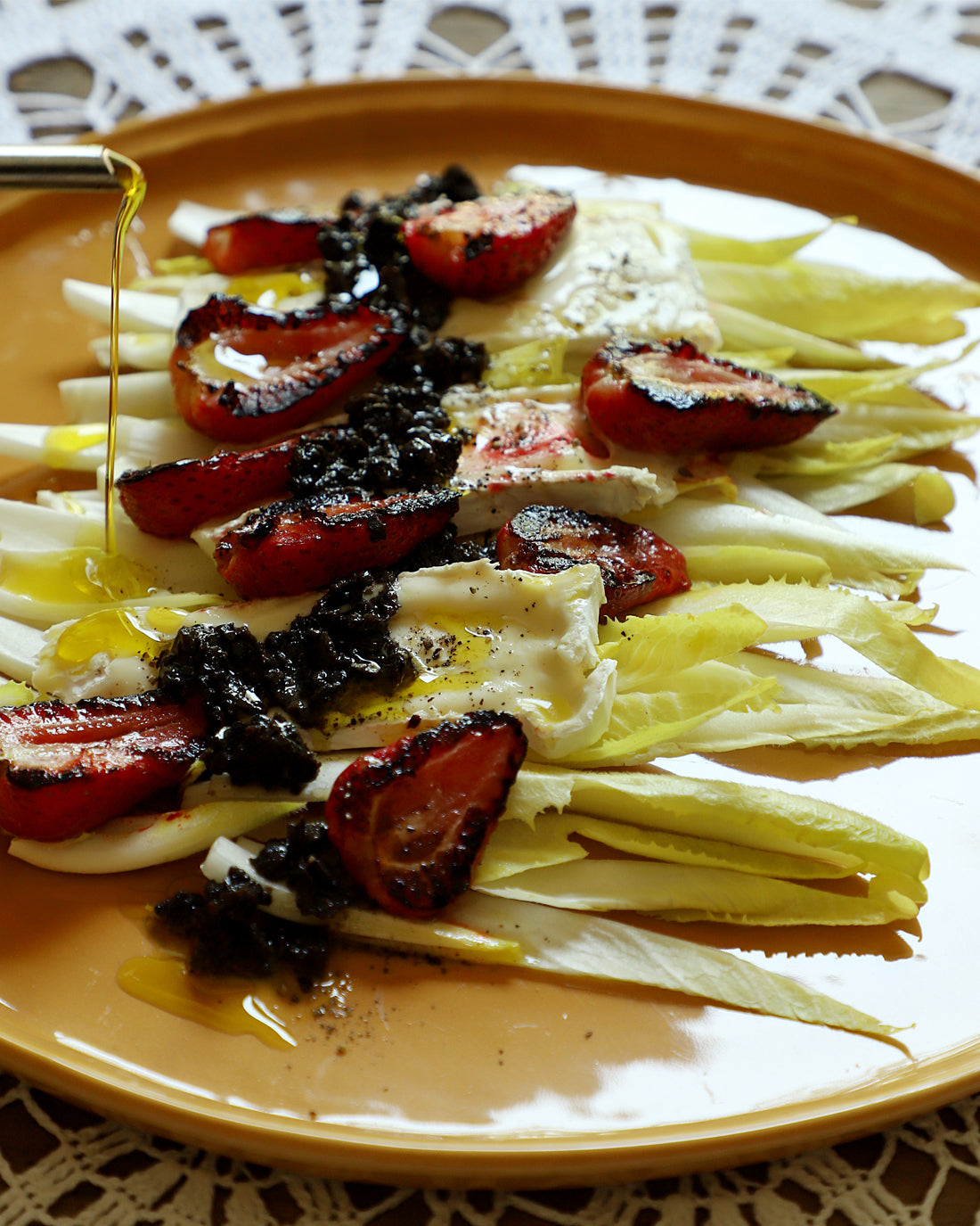 Ensalada de endivias, frutillas, brie y Tapenade Trufado