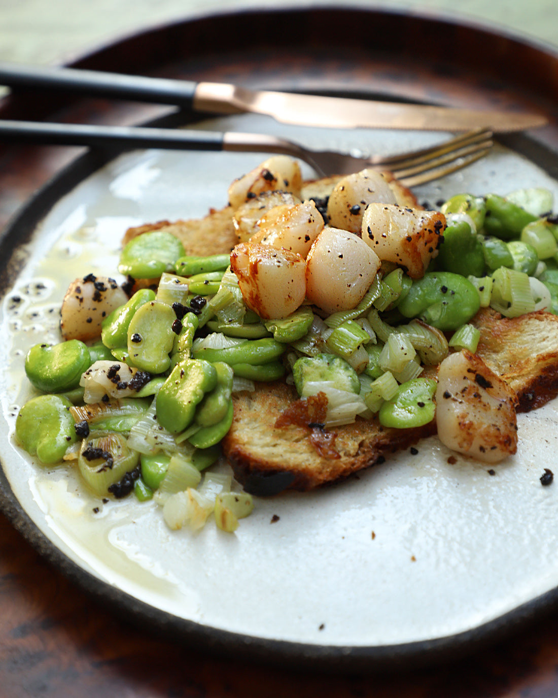 Tostada con habas, ostiones y Ghee Trufado