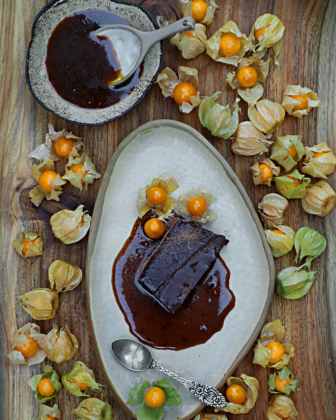 Terrina densa de chocolate bitter con Salsa Toffee Trufado
