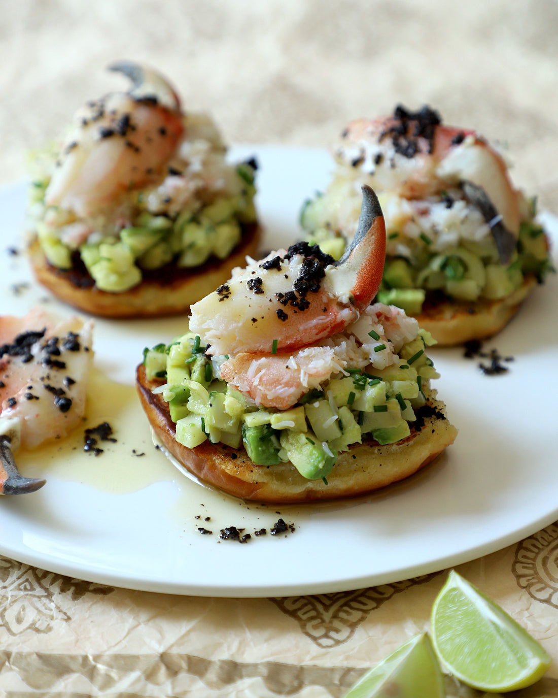 Tostada de brioche con jaiba, pebre de palta y Ghee Trufado