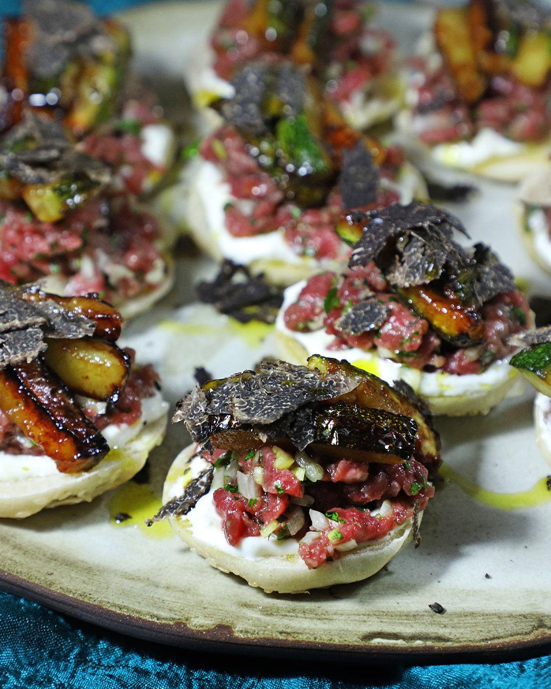 Pitas con tártaro, zapallitos confitados y Trufa Negra