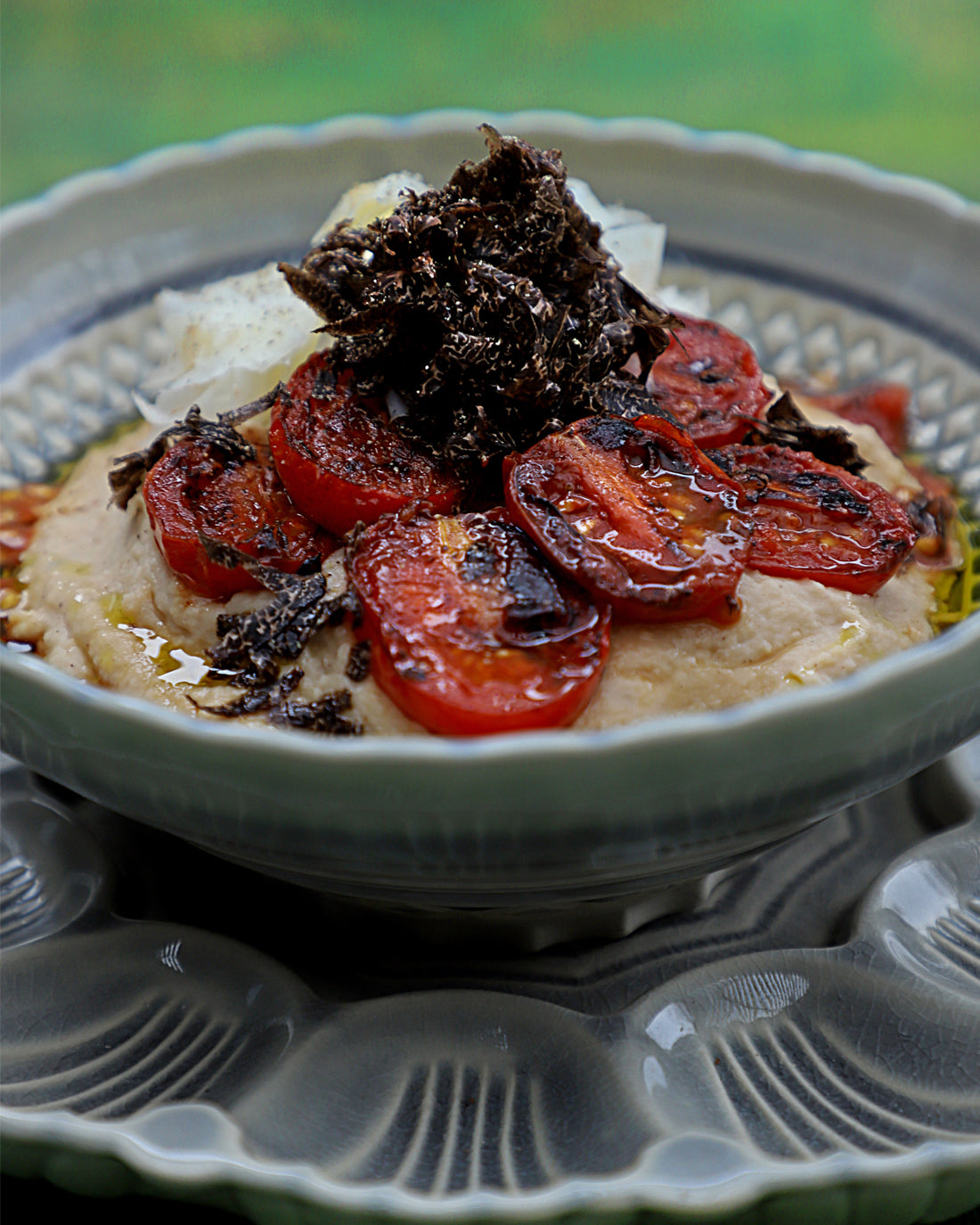 Puré de porotos blancos con cherry salteados, trufa y parmesano
