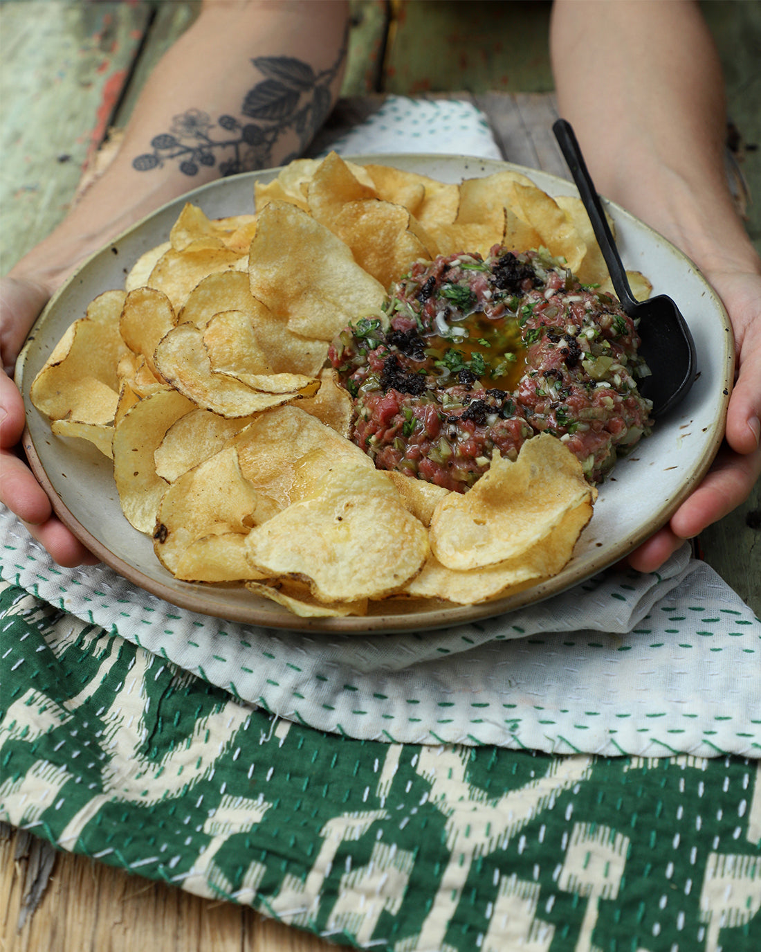 Tártaro de carne con Ghee Trufado y papas chips