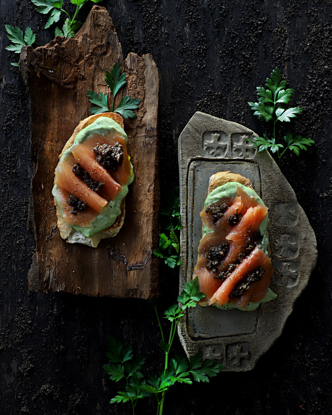 Tostada de salmón ahumado con Tapenade Trufado y mayonesa al perejil