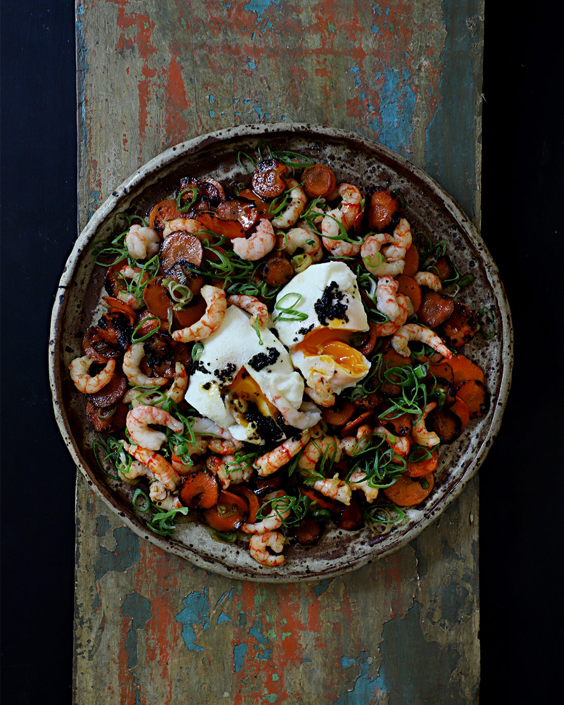Salteado de camarones y zanahorias con huevo poché y Ghee Trufado