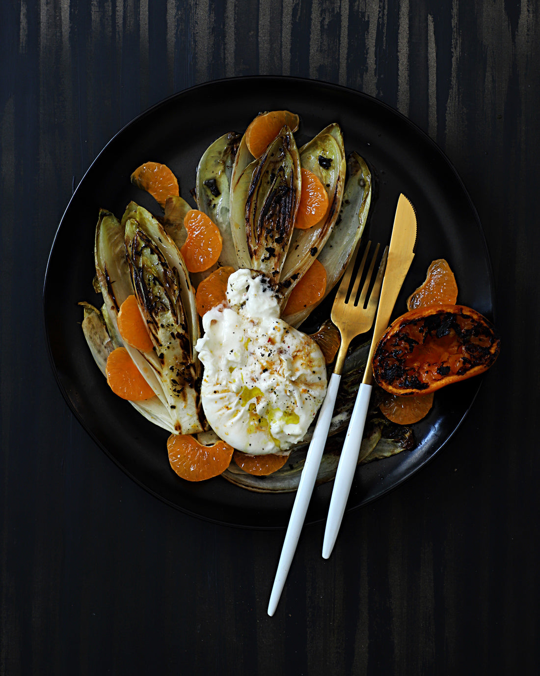 Endivias salteadas en Ghee Trufado y mandarina con burrata