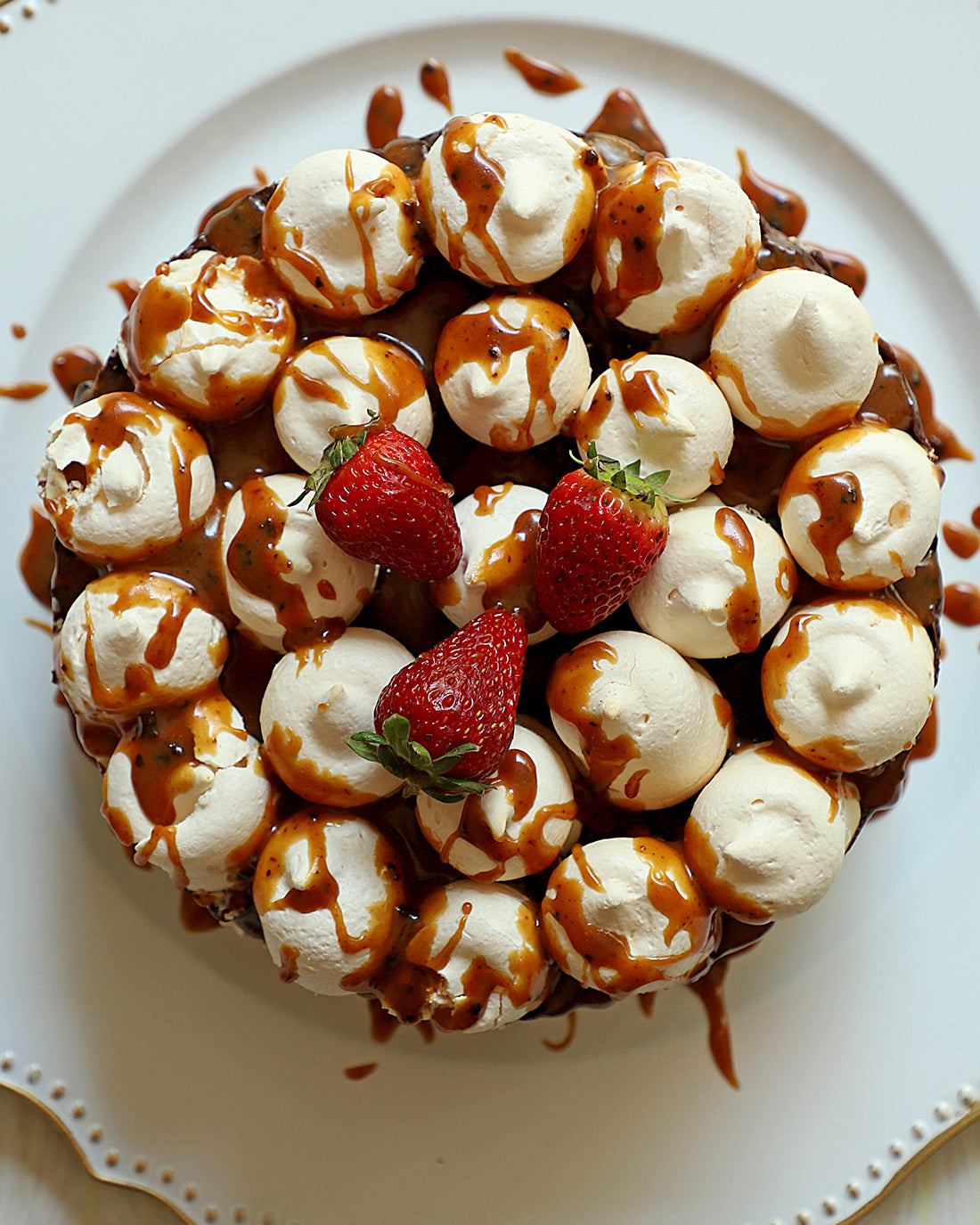 Torta de merengue, ganache de chocolate y Salsa Toffee Trufado