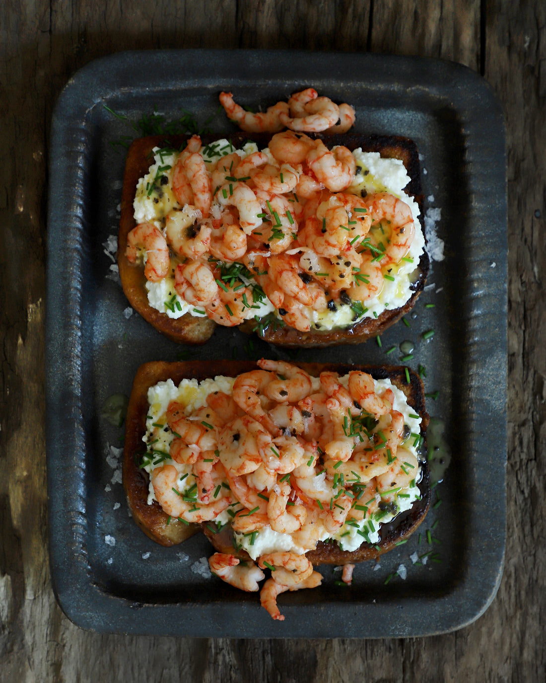 Tostada francesa con camarones trufados y ricotta