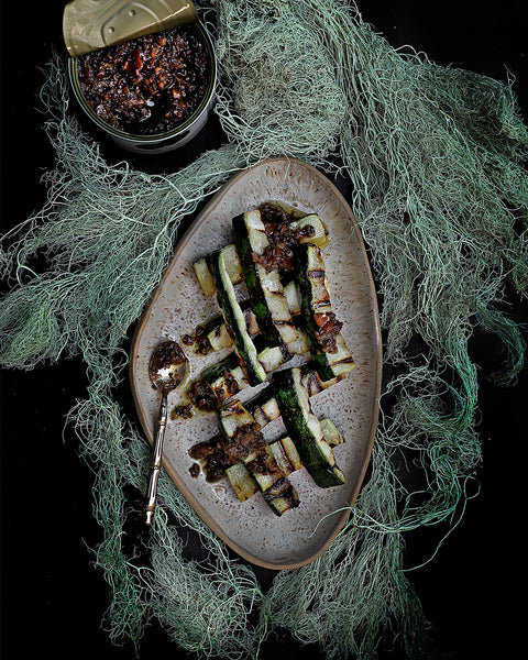 Bastones asados de zapallito italiano con mucho Tapenade Trufado