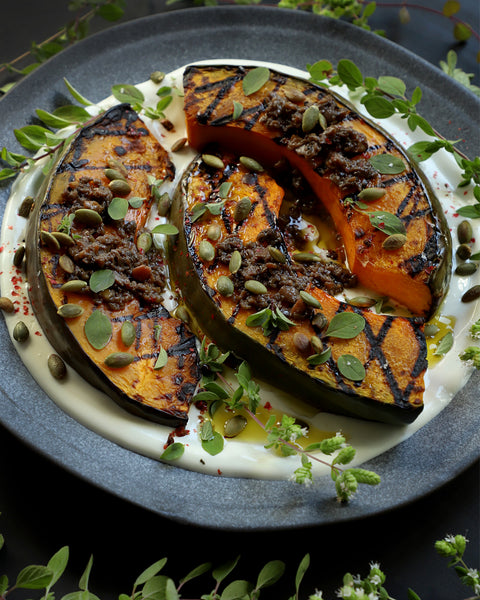 Zapallo a la plancha con Tapenade Trufado, semillas y yogurt griego