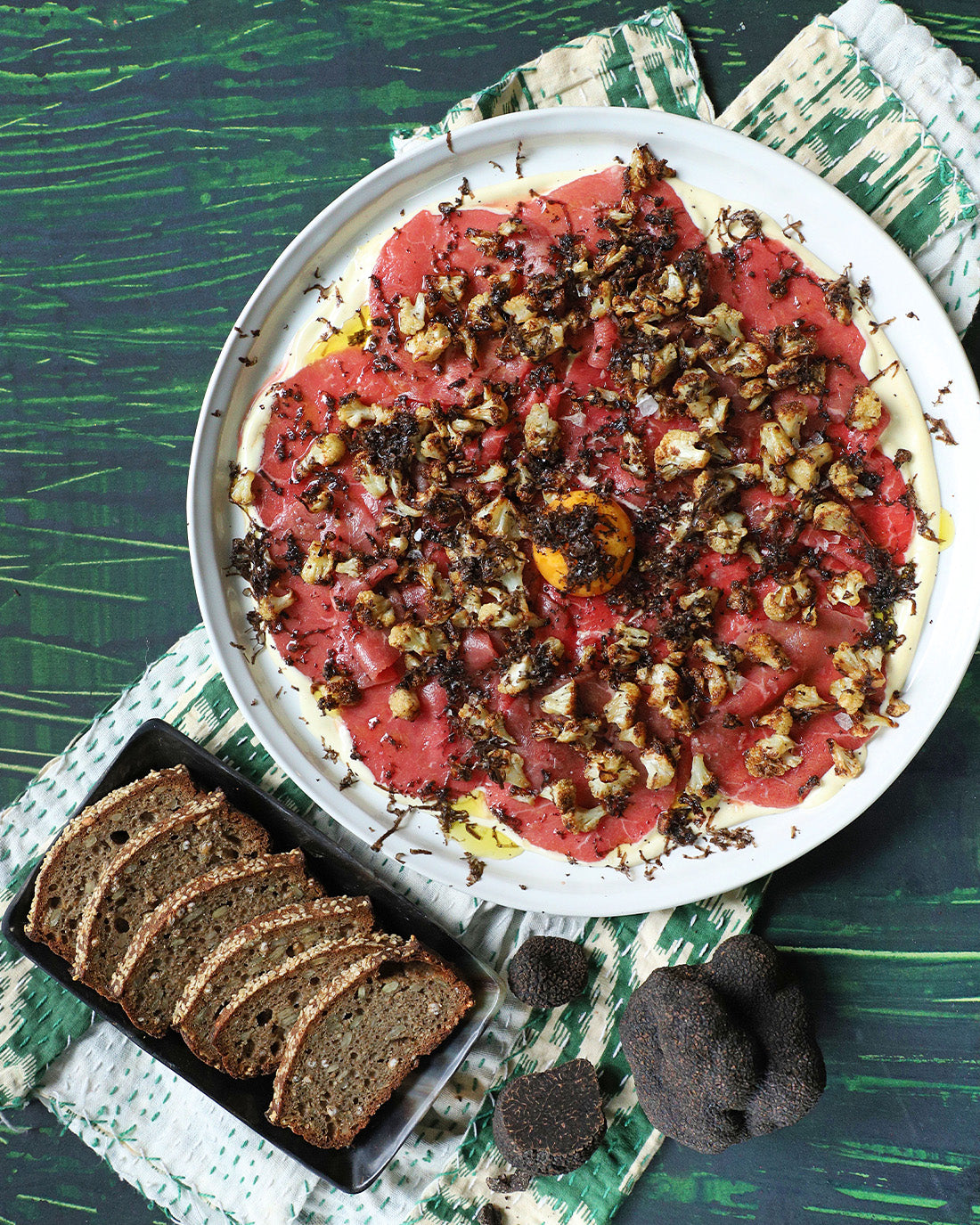 Carpaccio de carne, migas de coliflor y Trufa Negra