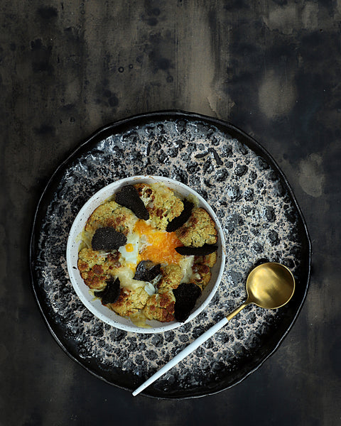Paila con crema de puerros, coliflor asada, huevo y trufa