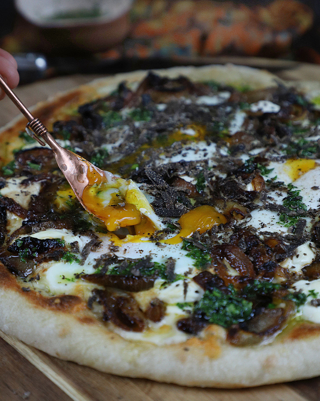 Pizza con huevo, cebolla y Trufa Negra