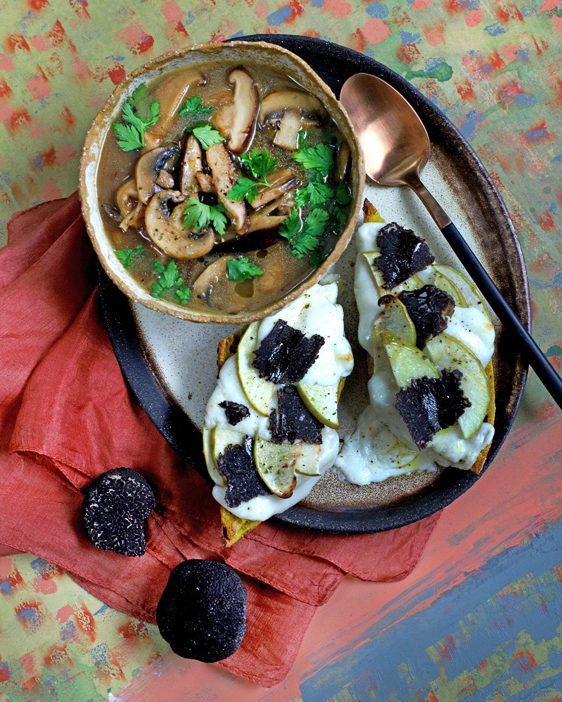 Caldo de hongos, queso de cabra y Trufa Negra